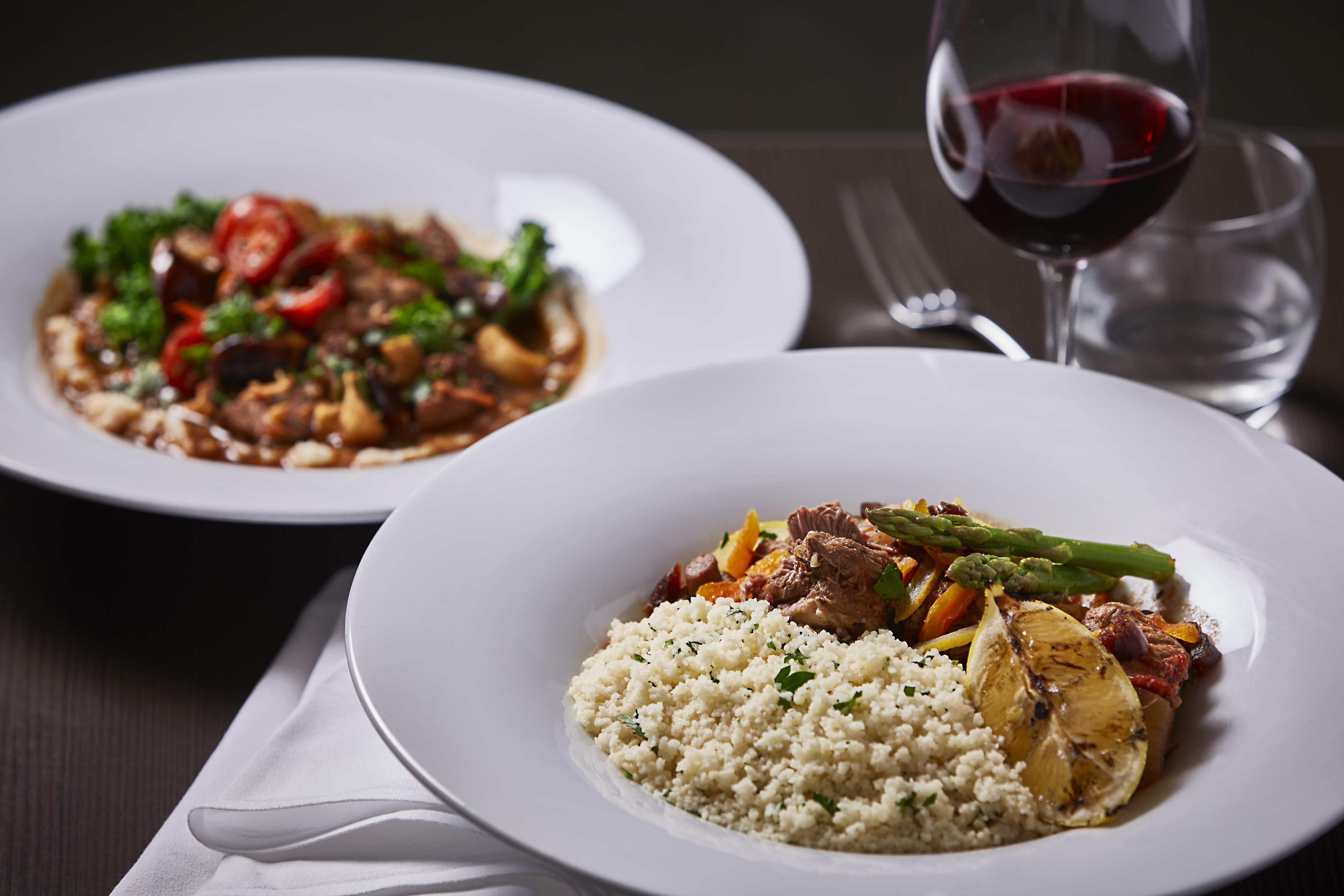 Hotel Stamford Plaza Melbourne Zewnętrze zdjęcie The photo shows two plates of food. In the foreground, there’s a white bowl containing a portion of fluffy rice, garnished with herbs, alongside pieces of grilled meat and colorful vegetables, including asparagus and lemon slices. In the background, 